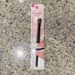 DAISOのコスメコーナーでみつけた【アイシャドウアングルブラシ】を買ってみました。 まさかDAISOに天然毛のメイクブラシがあるとは思わず、いつもドラッグスト