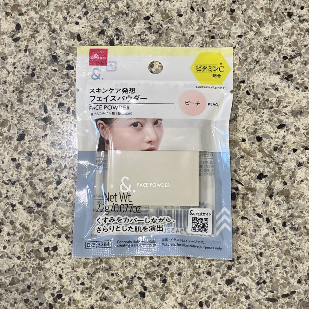 DAISOのコスメコーナーでみ