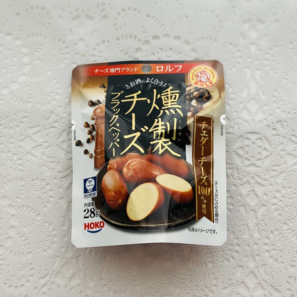 ダイソーのおつまみコーナーで以前購入した、燻製チーズをリピート購入しようとして目に付いた「燻製チーズブラックペッパー２８ｇ」を今回は買ってみました。 「ロルフ」