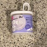 DAISOの洗面用品のコーナーでみつけた【タオルバーに掛けられる洗顔泡立てフォーマー】を買ってみました。 似たような洗顔用の泡立てフォーマーはいくつかありました