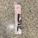 DAISOのコスメコーナーで見つけた【アイシャドウラウンドブラシ（ミニBタイプ）】を買ってみました。 メイク用のブラシの買い替えを検討していたのですが、天然毛の