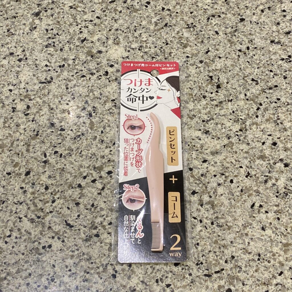 DAISOのコスメコーナーでみ
