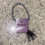 DAISOの雑貨コーナーでみつけた【御念珠　女性用　パール調】を買ってみました。 まさかDAISOで御念珠が買えるとは思わず、びっくりしました。しかも、当然のよ