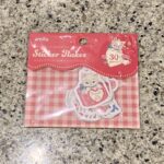 セリアのシールコーナーでみつけた【フレークシール 30p animal tea Time】を買ってみました。 100円ショップには本当にたくさんのデザインのシー