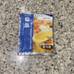 セブンイレブンの冷蔵コーナーでみつけた【７プレミアム ラーメンスープ　塩】を買ってみました。 最近セブンイレブンのプライベートブランドのラーメンスープと、生麺の