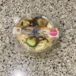 セブンイレブンのカップデリのお惣菜コーナーでみつけた【１／３日分の野菜がとれるキャベツの浅漬け】を買ってみました。 生野菜をモシャモシャ食べる元気はないけど、水