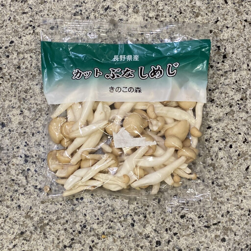 ファミリーマートのカット野菜コーナーでみつけた【長野県産 カットぶなしめじパック】を買ってみました。 コンビニのカット野菜のイメージは、すぐに食べられるサラダ系