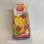 セブンイレブンで見つけた、カゴメの「野菜生活100 マンゴーサラダ」は、手軽に野菜と果実の美味しさを味わえる一本でした！ パッケージには「コンビニ限定」「あらご