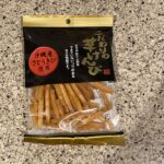 セブンイレブンのお菓子コーナーでみつけた【こだわりの芋けんぴ】を買ってみました。 最初はノースカラーズのさつまいもチップスがセブンイレブンに売られていることにび