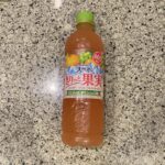 ファミリーマートのドリンクコーナーでみつけた【サントリー天然水 きりっと果実 ピンクグレープフルーツ＆マスカット 600mlペット】を買ってみました。 先日、別