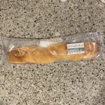 セブンイレブンのパンコーナーで気になっていた【スイートシュガースティック】を買ってみました。 食べやすさから、スティック系のパンが大好きで、こちらもずっと気にな