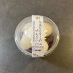 セブンイレブンで見つけた「白玉とみるくのぜんざい」を買ってみました！税込399.6円とちょっとお高めだけど、その見た目の可愛さについ惹かれてしまいました。 ふた