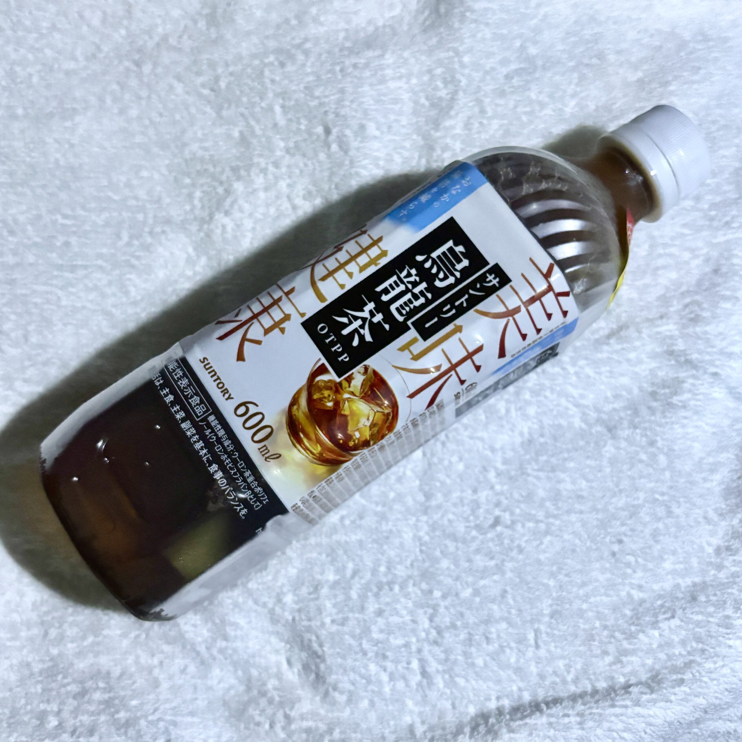 ローソンで【ウーロン茶OTTP 600ml】を購入しました♪ 暑いのてごくごく飲みたかったので600mlのこれをチョイス。 ドリンクホルダーには収まらなかったで