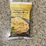 セブンイレブンの常温の食品・調味料コーナーでみつけた【７プレミアム あえるだけパスタソース　ペペロンチーノ】を買ってみました。 最近セブンイレブンのレトルトパウ