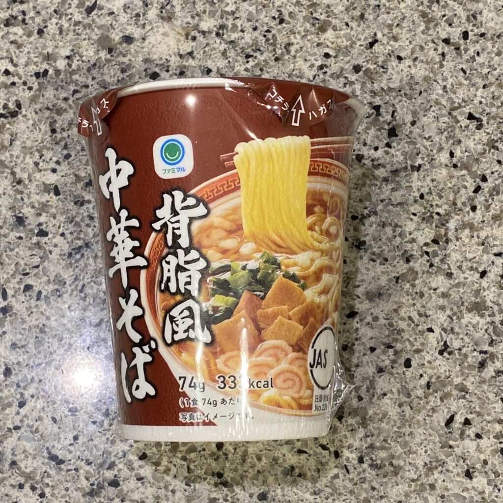 ファミリーマートのカップラーメンコーナーにある【ファミマル　背脂風中華そば】を買ってみました。 こちらはファミリーマートのプライベートブランドの商品ですが、製造