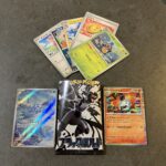 セブンイレブンで購入した「ブラックボルト」パックから、ひときわ目を引くAR仕様のフリージオが登場しました！ 幻想的な背景とともに描かれたフリージオは、まさにアー