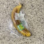 セブンイレブンのお店の隅の方でみつけた【７プレミアム　フレッシュバナナ　１本】を買ってみました。 セブンイレブンにバナナが売っていることにびっくりしたのですが、