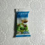 ローソンでカット野菜を購入したので一緒にドレッシングも買ってみました。チョイスしたのは、ローソンオリジナル商品の「ごまと香味野菜ドレッシング」 1袋38円（税込