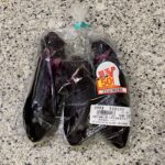 ファミリーマートの野菜コーナーでみつけた【群馬県産　目玉品！なす3本】を買ってみました。 セブンイレブンのプライベートブランド商品のカレールーでカレーを作ろうか