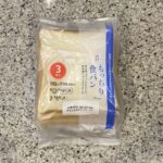 セブンイレブンのパンコーナーで【もっちり食パン】を買ってみました。 お気に入りの【全粒粉入り食パン 3枚入】を買いたかったのですが、品切れだったので、こちらのノ
