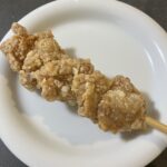 セブンイレブンで久しぶりに「からあげ棒」を購入してみました。おやつ感覚でも楽しめる定番ホットスナックで、学生時代によく食べていた懐かしの味！ 衣はサクサク、中は