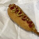 セブンイレブンのホットスナックコーナーの定番商品【アメリカンドッグ】を買ってみました。 コンビニのホットスナックといえば、チキン系が人気のイメージですが、私はダ