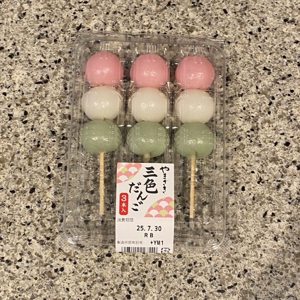 ファミリーマートのレジの前に並