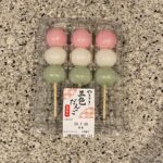 ファミリーマートのレジの前に並んでいた【やまざき三色だんご】をリピートで買ってみました。 ついまた買ってしまいました。最近ファミリーマートに行くたびに買っている