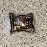 LAWSONの冷蔵のスイーツコーナーでみつけた【かりんとう饅頭】を買ってみました。 かりんとう饅頭が好きなのですが、東京ではなかなか売られているお店が見当たらず