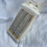 朝食にセブンイレブンでサンドイッチの【ジューシーハム　からしマヨネーズ入り】を購入しました。 ○324円税込 久しぶりにセブンイレブンでサンドイッチを購入したの