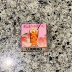 ファミリーマートのレジ横に並んでいる期間限定味の【チロルチョコ 白桃アールグレイ】をリピートで買ってみました。 最近買ったチロルチョコの中でいちばんのお気に入り