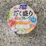 セブンイレブンの冷蔵のスイーツコーナーでみつけた【ビヒダス ヨーグルト　ざく盛りフルーツ】を買ってみました。 こちらのヨーグルトは好きで何度か買ったことがあるの