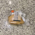 セブンイレブンのおにぎりコーナーでみつけた【わさびいなり　安曇野産わさび使用】を買ってみました。 こちらは初めてみかけたのですが、公式サイトを確認したところ、『