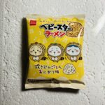 ローソンで軽く食べられるお菓子がないかな？とスナック菓子コーナーで見つけて即買いした「ちいかわ×おやつカンパニーベビースターラーメン（炊き込みごはんおにぎり味）
