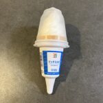 セブンイレブンの「リッチミルクワッフルコーン」、これは自分の中で「頑張った日のご褒美」と決めているアイスです！ フタを開けた瞬間にあらわれる、きれいに整ったソフ