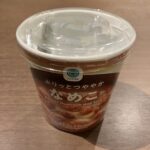 ファミリーマートで販売されている「ファミマル ぷりっとつややか なめこ味噌汁」を試してみました。カップタイプでお湯を注ぐだけという手軽さが魅力の即席味噌汁です！