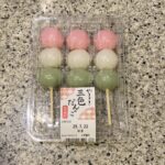 ファミリーマートのレジの前に並んでいた【やまざき三色だんご】を買ってみました。 コンビニにいくとついついやまざきのお団子シリーズを買ってしまいます。おやつではあ