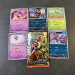 セブンイレブンで開封した「スカーレットex」パックからは、重厚な存在感を放つ「ドドゲザン」が登場！ このカードの魅力は、なんといっても特性「とうそつりょく」。場