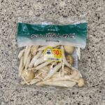 ファミリーマートのカット野菜コーナーでみつけた【長野県産 カットぶなしめじパック】を買ってみました。 こちらは以前も買ったことがあるのですが、少し割高ではあるも