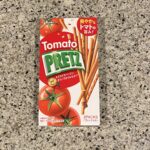 ファミリーマートのお菓子コーナーでみつけたグリコの定番おやつ、【トマトプリッツ】を買ってみました。 プリッツは子供の頃に大好きだったおやつなのですが、なんとなく