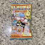 セブンイレブンのお菓子コーナーで見つけた【サンリオキャラクターズ シールクッキー2】を買ってみました。 こちらは前回はじめて購入して、15種類のシールのうち、2