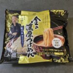 セブンイレブンで購入した「金の濃厚つけめん」を試してみました。冷凍食品コーナーで目に入り、そのパッケージの高級感と「麺400g！」の文字に引かれて即購入。期待し