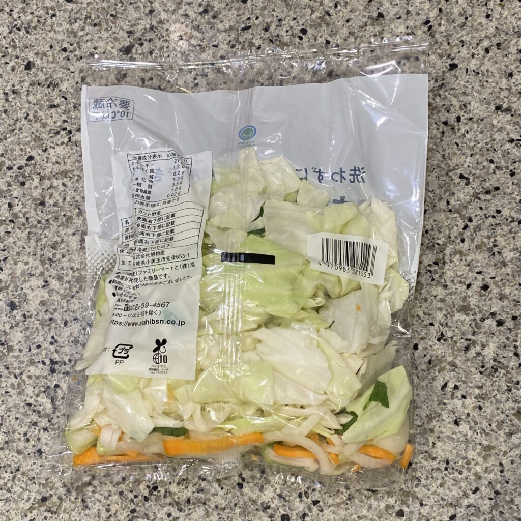 コンビニ ファミリーマート 洗わずにそのまま使用できるキャベツ野菜炒め
