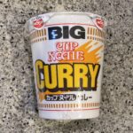 ファミリーマートのカップラーメンコーナーでみつけた【カップヌードル カレー ビッグ】を買ってみました。 ファミリーマートの『1つ買ったら1つもらえる（通称1+1