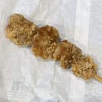 セブンイレブンのレジの横にあるホットスナックコーナーでみつけた【からあげ棒】を買ってみました。 セブンイレブンのからあげ棒は有名なので、存在は知っていたのですが