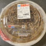 セブンイレブンで購入した「肉あんかけチャーハン」をいただきました！パッケージ越しからもすでにボリューム感が伝わってきて、期待値MAX！ 実際に食べてみると、まず