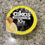 セブンイレブンのスイーツコーナーでみつけた【オイコスヨーグルト 高吸収タンパク質 レモン&amp;ハニー】を買ってみました。 最近夏バテ気味なこともあり、少しで