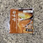 セブンイレブンの冷蔵コーナーでみつけた【7プレミアム　ラーメンスープ 味噌 1人前】を買ってみました。 同じ売り場に、ラーメンの生麺も売っていたので、家でインス