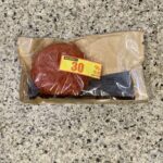 ローソンのまちかど厨房のお弁当コーナーの横に並んでいた【担々肉みそメンチ】を買ってみました。 真っ赤な衣が目を引くので、最初は辛い系か、紅しょうが味かな？と思っ