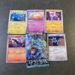 ファミリーマートで開封した「ステラミラクル」パックから、「マホミル」のカードが登場。小さな身体にとろんとした表情、背景のパステルカラーの街並みも相まって、まさに